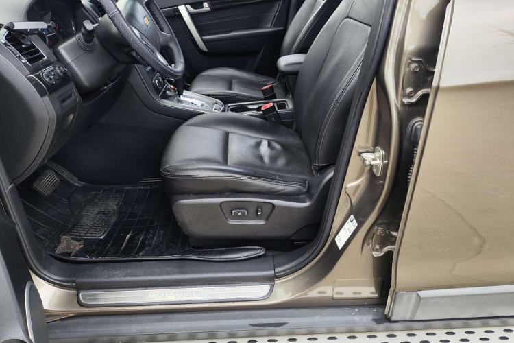 Used Chevrolet Captiva 2015 2.4L 4x4 Flagship Edition 7-Seater Interior 12