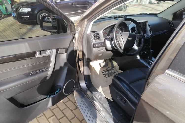 Used Chevrolet Captiva 2015 2.4L 4x4 Flagship Edition 7-Seater Interior 3