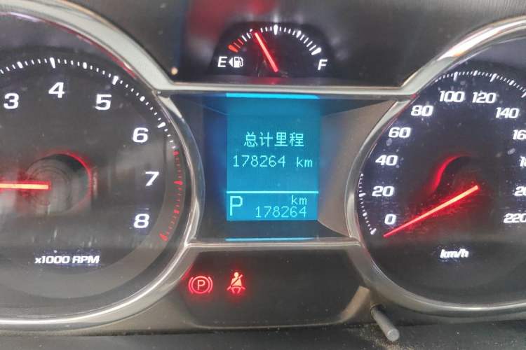 Used Chevrolet Captiva 2015 2.4L 4x4 Flagship Edition 7-Seater Odometer Close Up