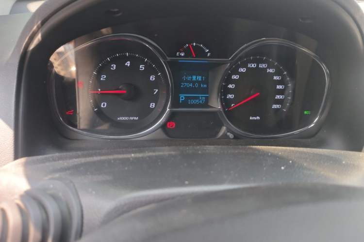 Used Chevrolet Captiva 2015 2.4L Two-Wheel Drive Urban Version 5 Seats Odometer Close Up
