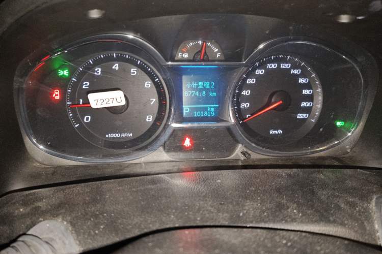 Used Chevrolet Captiva 2015 2.4L 4x4 Flagship Edition 7-Seater Odometer Close Up