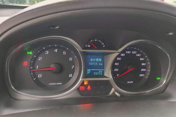 Used Chevrolet Captiva 2015 2.4L 4x4 Flagship Edition 7-Seater Odometer Close Up