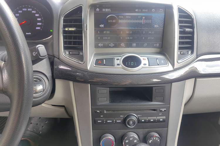 Used Chevrolet Captiva 2015 2.4L Two-Wheel Drive Urban Version 5 Seats Audio And AC Panel