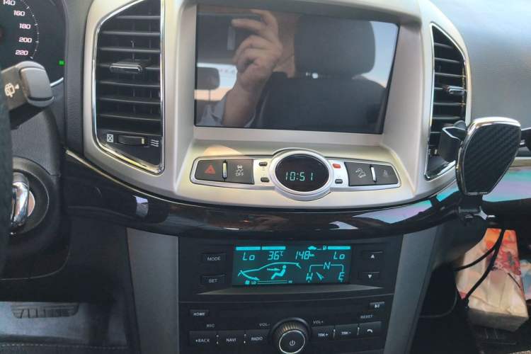 Used Chevrolet Captiva 2015 2.4L 4x4 Flagship Edition 7-Seater Audio And AC Panel