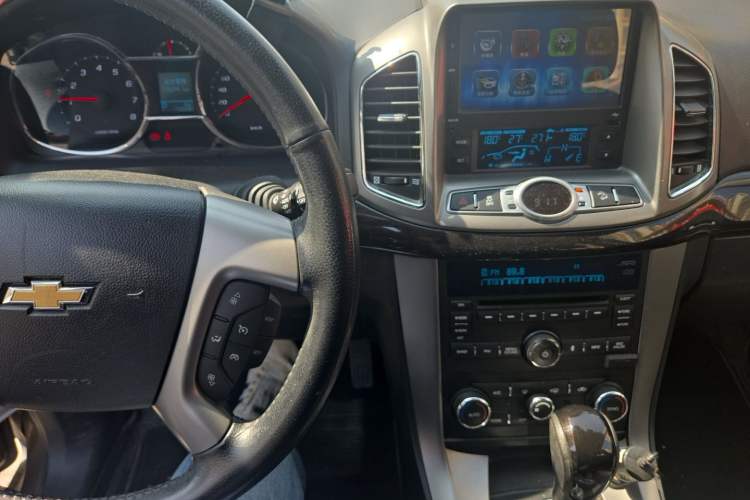 Used Chevrolet Captiva 2015 2.4L 4x4 Flagship Edition 7-Seater Audio And AC Panel