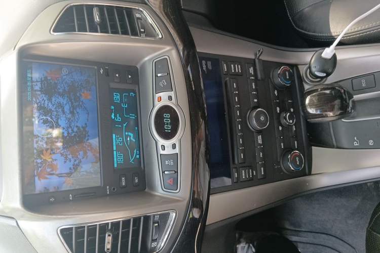 Used Chevrolet Captiva 2015 2.4L 4x4 Flagship Edition 7-Seater Audio And AC Panel