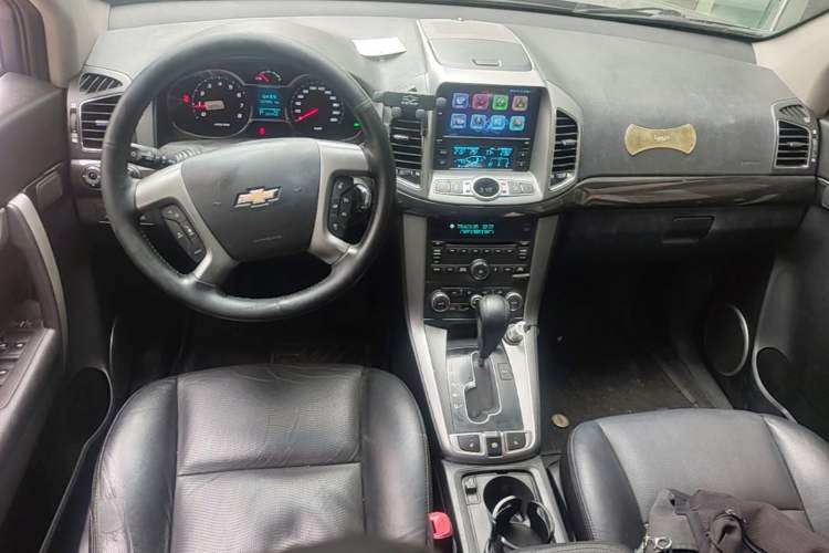 Used Chevrolet Captiva 2015 2.4L 4x4 Flagship Edition 7-Seater Center Console