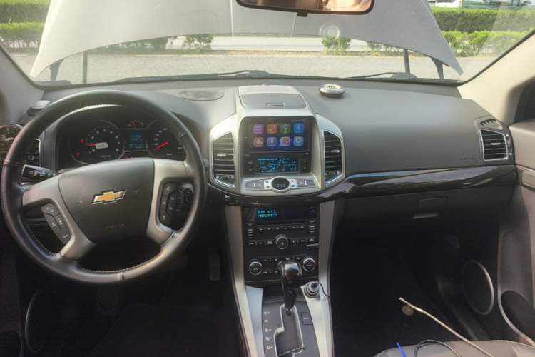 Used Chevrolet Captiva 2015 2.4L 4x4 Flagship Edition 7-Seater Center Console