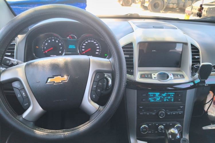 Used Chevrolet Captiva 2015 2.4L 4x4 Flagship Edition 7-Seater Center Console