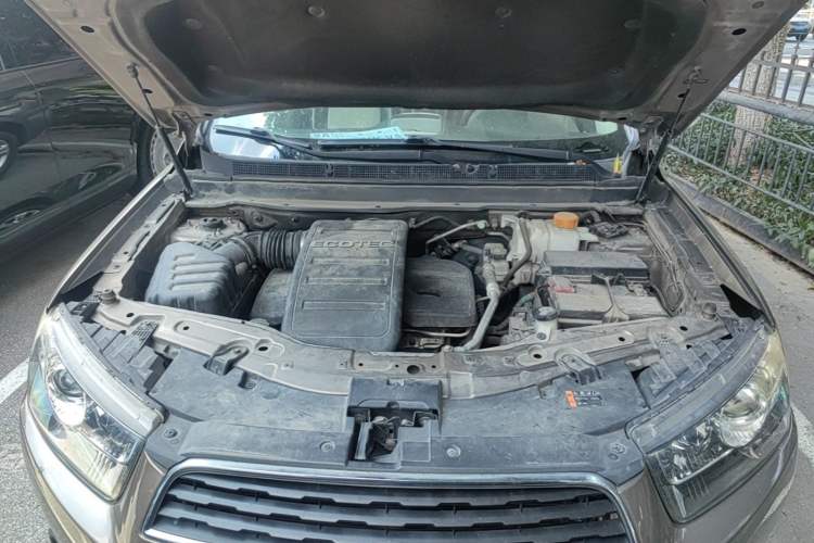 Used Chevrolet Captiva 2015 2.4L Two-Wheel Drive Urban Version 5 Seats Engine Bay