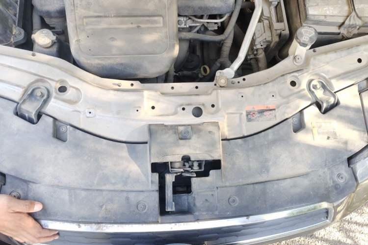 Used Chevrolet Captiva 2015 2.4L 4x4 Flagship Edition 7-Seater Engine Bay
