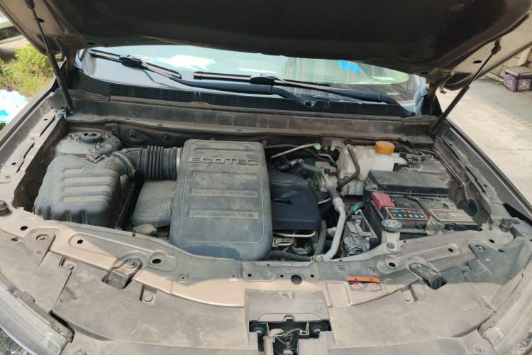 Used Chevrolet Captiva 2015 2.4L 4x4 Flagship Edition 7-Seater Engine Bay