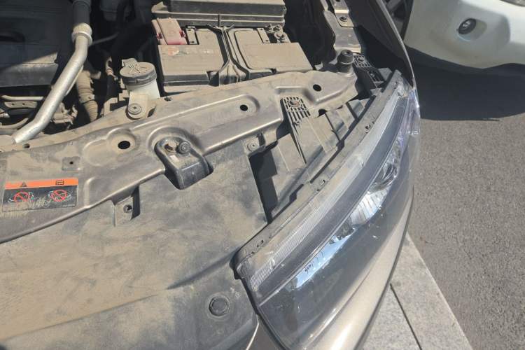 Used Chevrolet Captiva 2015 2.4L 4x4 Flagship Edition 7-Seater Engine Bay Left