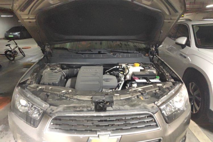Used Chevrolet Captiva 2015 2.4L Two-Wheel Drive Urban Version 5 Seats Engine Bay
