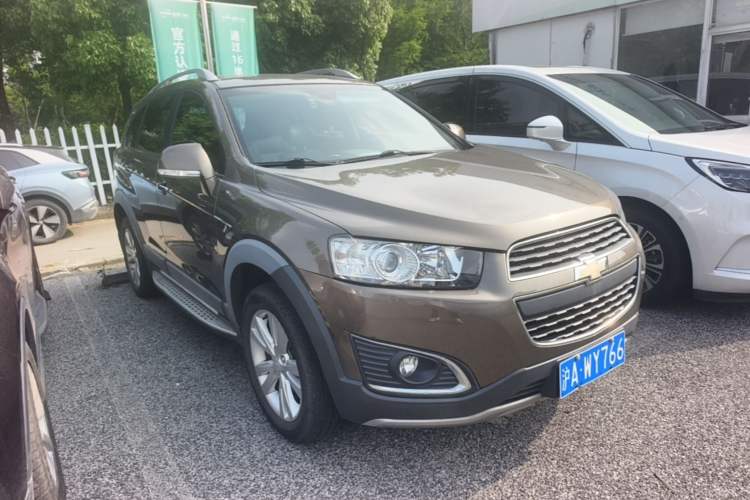 Used Chevrolet Captiva 2015 2.4L 4x4 Flagship Edition 7-Seater Front Right 45 Deg