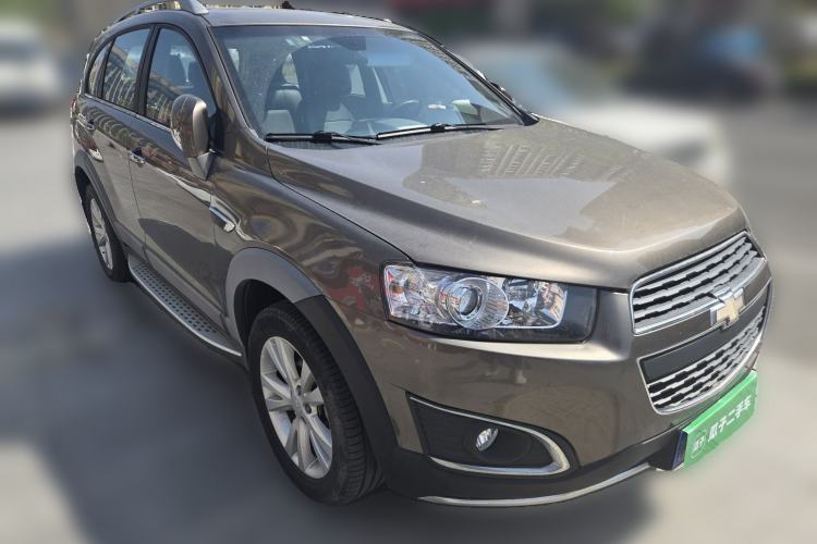 Used Chevrolet Captiva 2015 2.4L 4x4 Flagship Edition 7-Seater Front Right 45 Deg