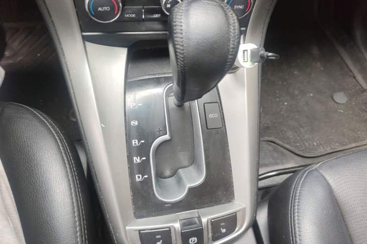 Used Chevrolet Captiva 2015 2.4L 4x4 Flagship Edition 7-Seater Gear Lever
