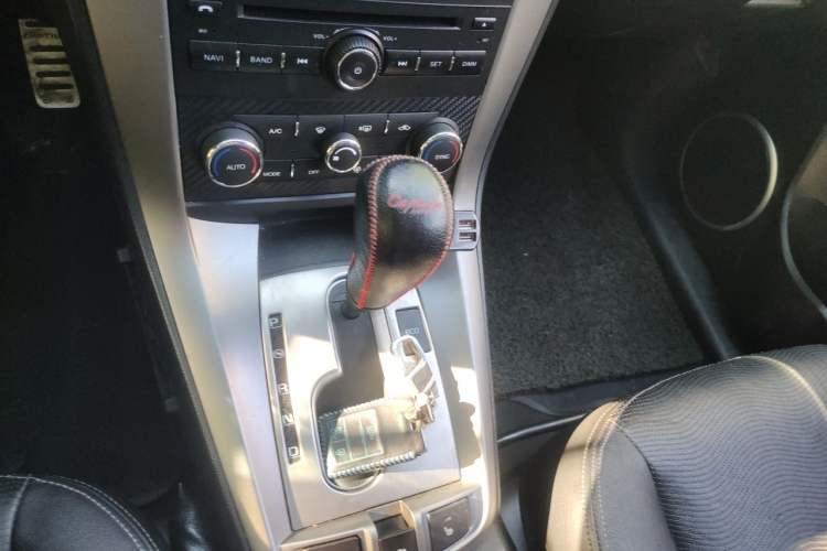 Used Chevrolet Captiva 2015 2.4L 4x4 Flagship Edition 7-Seater Gear Lever