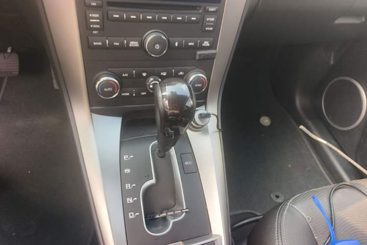 Used Chevrolet Captiva 2015 2.4L 4x4 Flagship Edition 7-Seater Gear Lever