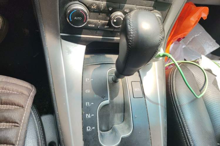 Used Chevrolet Captiva 2015 2.4L 4x4 Flagship Edition 7-Seater Gear Lever