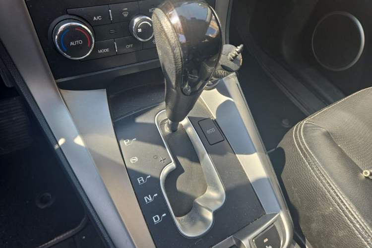 Used Chevrolet Captiva 2015 2.4L 4x4 Flagship Edition 7-Seater Gear Lever