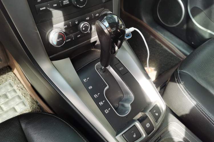 Used Chevrolet Captiva 2015 2.4L 4x4 Flagship Edition 7-Seater Gear Lever