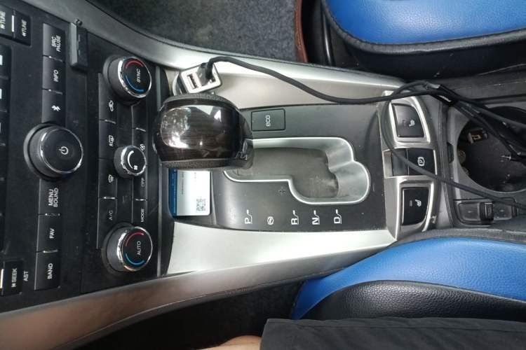 Used Chevrolet Captiva 2015 2.4L 4x4 Flagship Edition 7-Seater Gear Lever