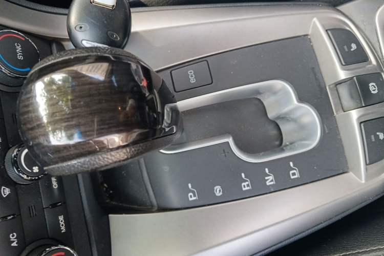 Used Chevrolet Captiva 2015 2.4L 4x4 Flagship Edition 7-Seater Gear Lever