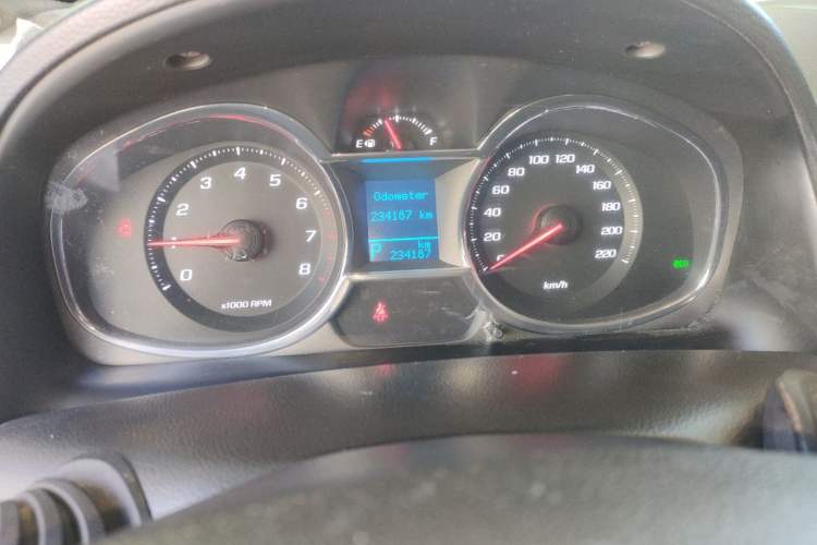 Used Chevrolet Captiva 2015 2.4L Two-Wheel Drive Urban Version 7 Seats Odometer Close Up