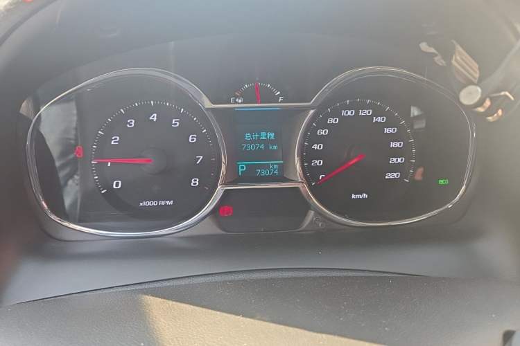 Used Chevrolet Captiva 2015 2.4L 4x4 Flagship Edition 7-Seater Odometer Close Up