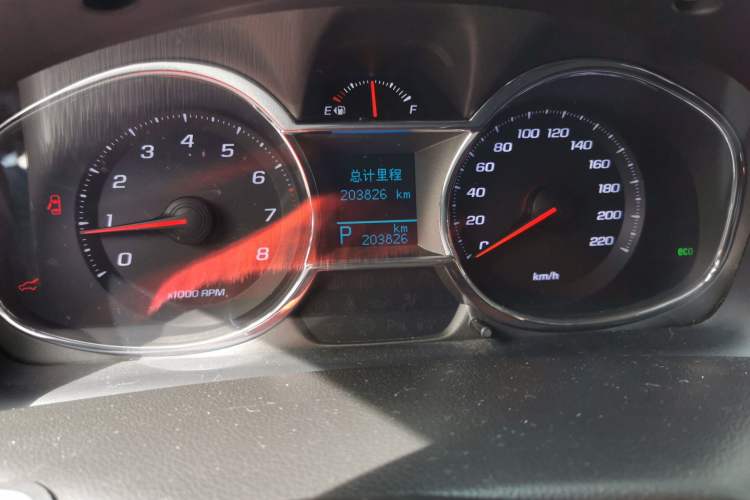 Used Chevrolet Captiva 2015 2.4L 4x4 Flagship Edition 7-Seater Odometer Close Up