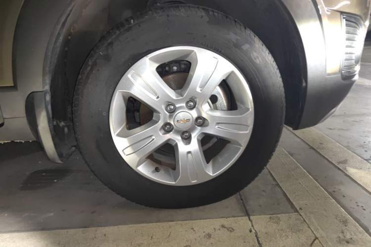 Used Chevrolet Captiva 2015 2.4L Two-Wheel Drive Urban Version 5 Seats Right Front Wheel Hub