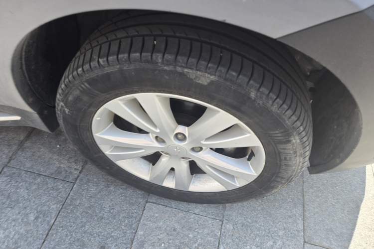 Used Chevrolet Captiva 2015 2.4L 4x4 Flagship Edition 7-Seater Right Front Wheel Hub