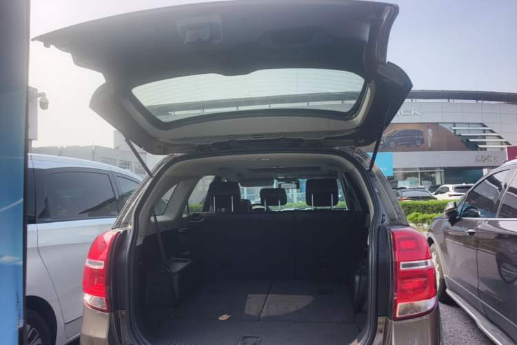 Used Chevrolet Captiva 2015 2.4L 4x4 Flagship Edition 7-Seater Trunk