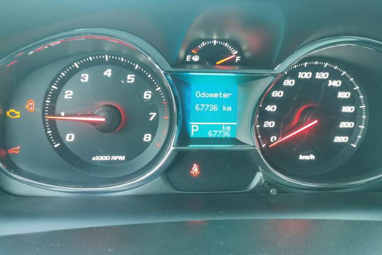 Used Chevrolet Captiva 2015 2.4L Two-Wheel Drive Urban Version 7 Seats Odometer Close Up