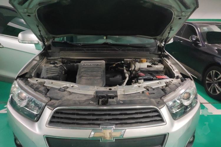 Used Chevrolet Captiva 2015 2.4L Two-Wheel Drive Urban Version 7 Seats Engine Bay