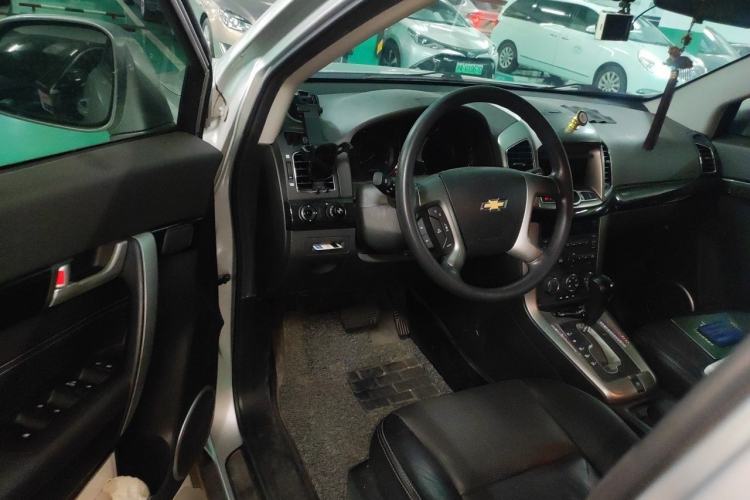 Used Chevrolet Captiva 2015 2.4L Two-Wheel Drive Urban Version 7 Seats Interior 3