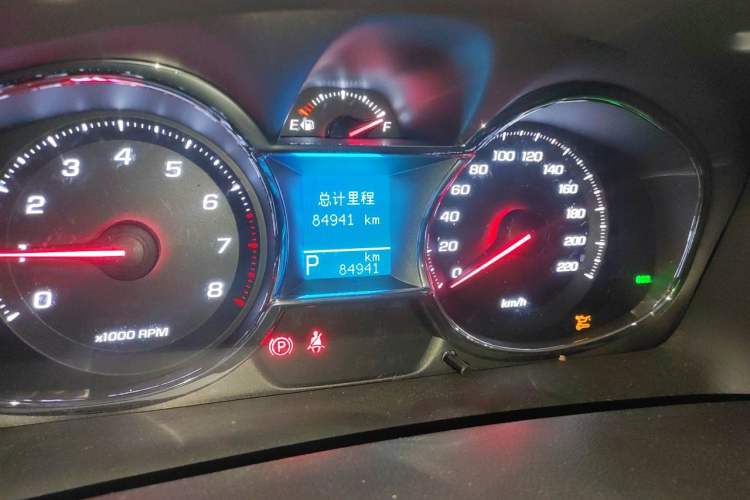 Used Chevrolet Captiva 2015 2.4L Two-Wheel Drive Urban Version 7 Seats Odometer Close Up