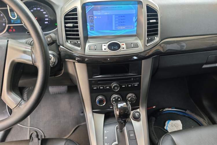 Used Chevrolet Captiva 2015 2.4L Two-Wheel Drive Urban Version 7 Seats Audio And AC Panel