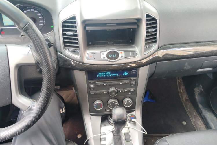 Used Chevrolet Captiva 2015 2.4L Two-Wheel Drive Urban Version 7 Seats Audio And AC Panel
