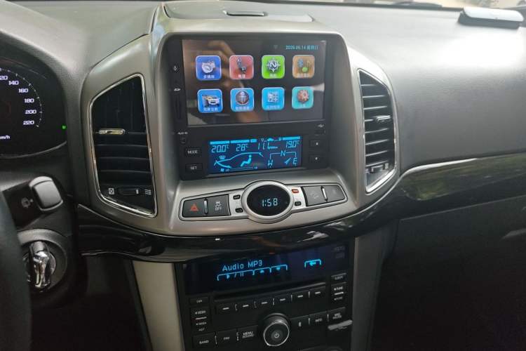 Used Chevrolet Captiva 2015 2.4L 4x4 Flagship Edition 7-Seater Audio And AC Panel