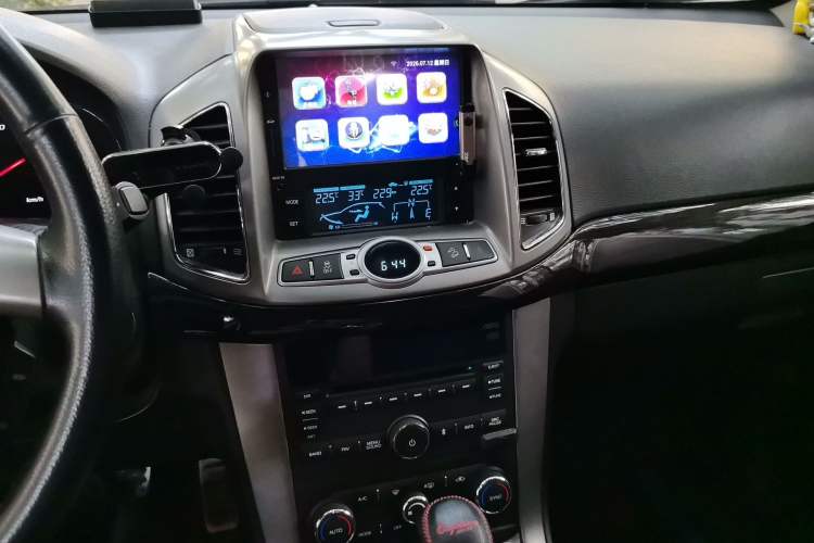 Used Chevrolet Captiva 2015 2.4L 4x4 Flagship Edition 7-Seater Audio And AC Panel