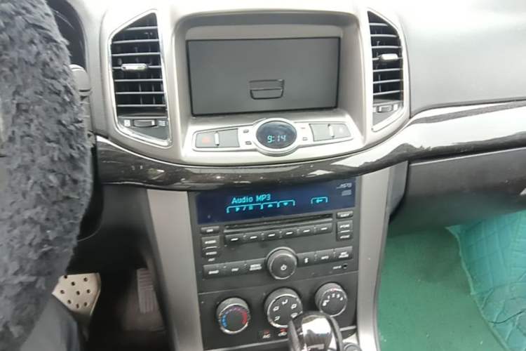 Used Chevrolet Captiva 2015 2.4L Two-Wheel Drive Urban Version 7 Seats Audio And AC Panel