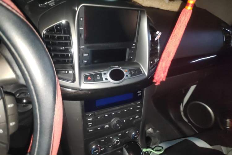 Used Chevrolet Captiva 2015 2.4L 4x4 Flagship Edition 7-Seater Audio And AC Panel