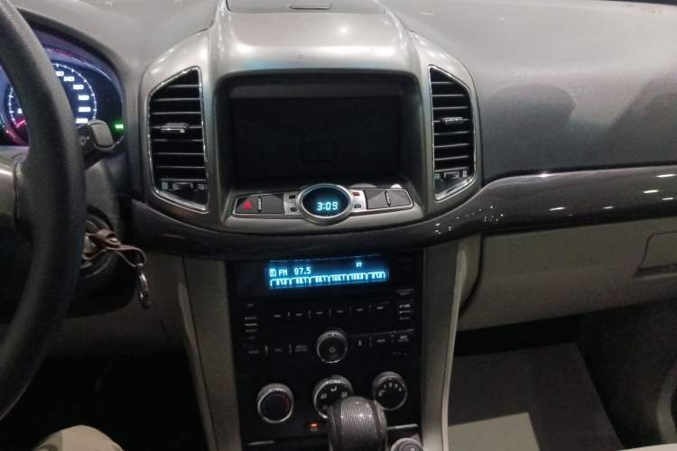 Used Chevrolet Captiva 2015 2.4L Two-Wheel Drive Urban Version 5 Seats Audio And AC Panel