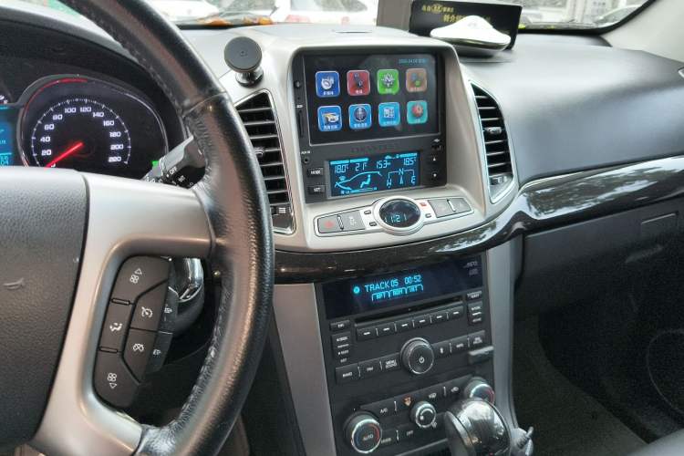 Used Chevrolet Captiva 2015 2.4L 4x4 Flagship Edition 7-Seater Audio And AC Panel