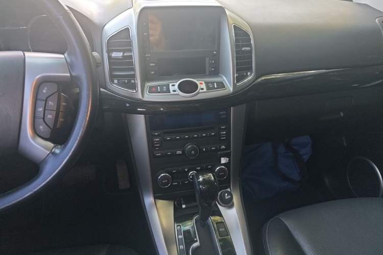 Used Chevrolet Captiva 2015 2.4L 4x4 Flagship Edition 7-Seater Audio And AC Panel