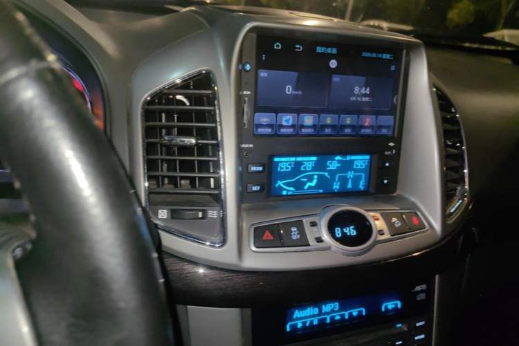 Used Chevrolet Captiva 2015 2.4L 4x4 Flagship Edition 7-Seater Audio And AC Panel