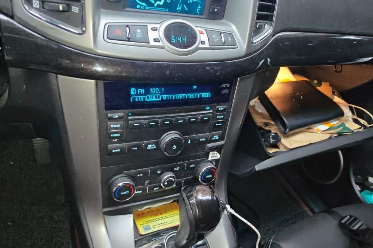 Used Chevrolet Captiva 2015 2.4L 4x4 Flagship Edition 7-Seater Audio And AC Panel