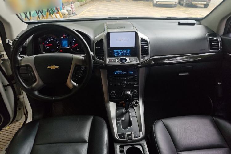 Used Chevrolet Captiva 2015 2.4L 4x4 Flagship Edition 7-Seater Center Console